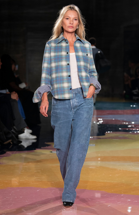 "كيت موس" Kate Moss  في عرض أزياء "بوتيغا فينيتا" BOTTEGA VENETA 2022