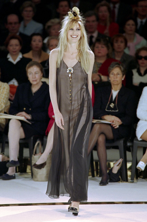 "كلوديا" Claudia Schiffer  في عرض أزياء "شانيل" CHANEL 1996