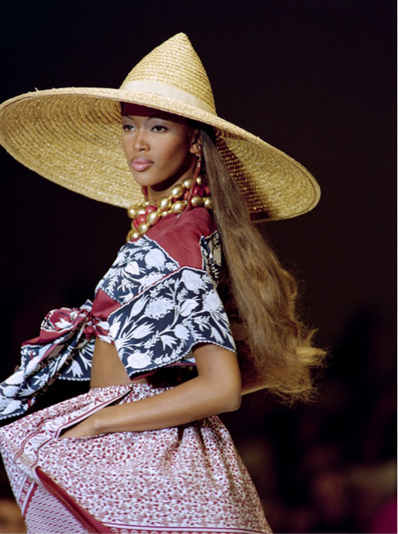 "نعومي كامبل" Naomi Campbell في عرض أزياء " أوسكار دي لارنتا" 1992 