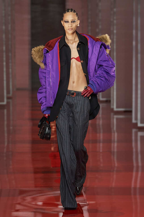 تنسيق سروال طويل ذات طبعات الخطوط مع جاكيت باللون البنفسجي من فيرساتشي Versace