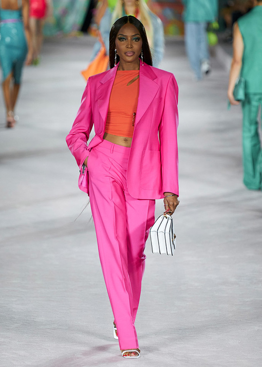 "نعومي كامبل" Naomi Campbell في عرض أزياء "فرساتشي" 2021 VERSACE 