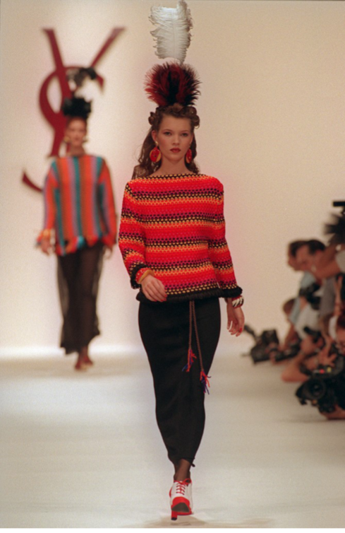 "كيت موس" Kate Moss  في عرض أزياء "إيف سان لوران" YVES SAINT LAURENT 1993