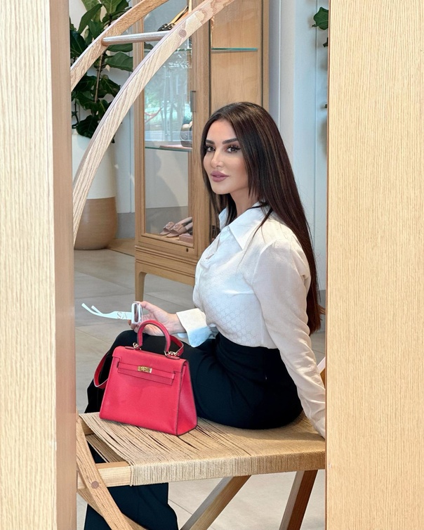 ميساء مغربي بلوك كلاسيكي مع حقيبة يد حمراء