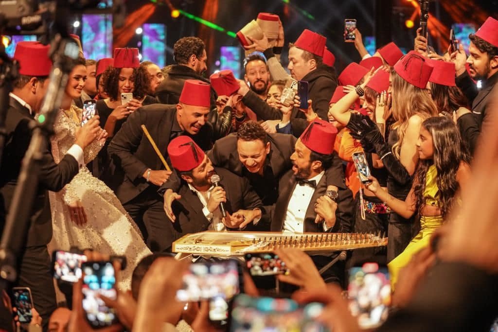 تامر حسني وأحمد عصام في مشهد يحاكي فيلم "نور عيني"