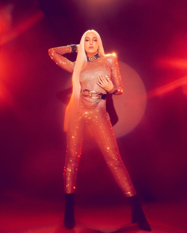 نورة فتحي بجمبسوت مرصع من توقيع The Blonds
