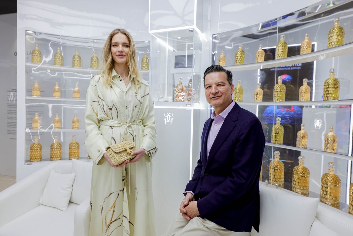 تييري واسر صانع العطور لدى دار غيرلان في معرض آرت دبي  برفقة عارضة الأزياء Natalia Vodianova