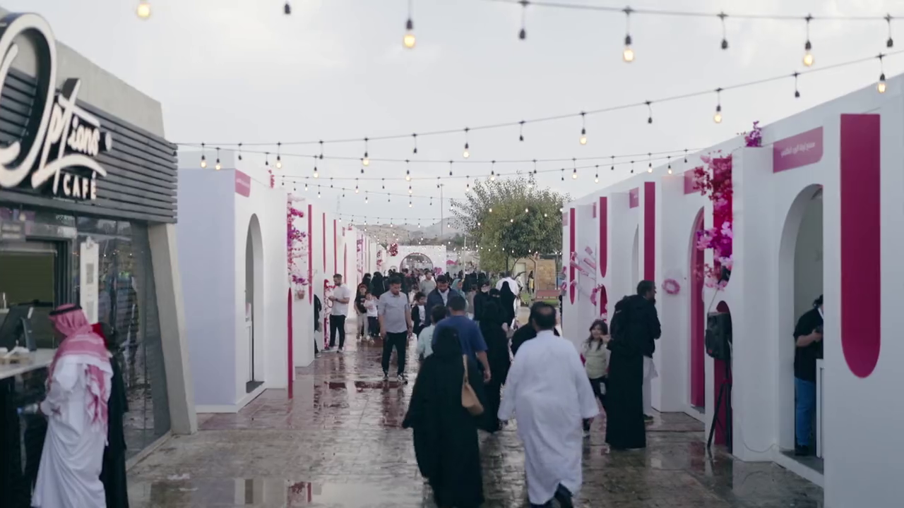 وإقبال كبير من الزوار 