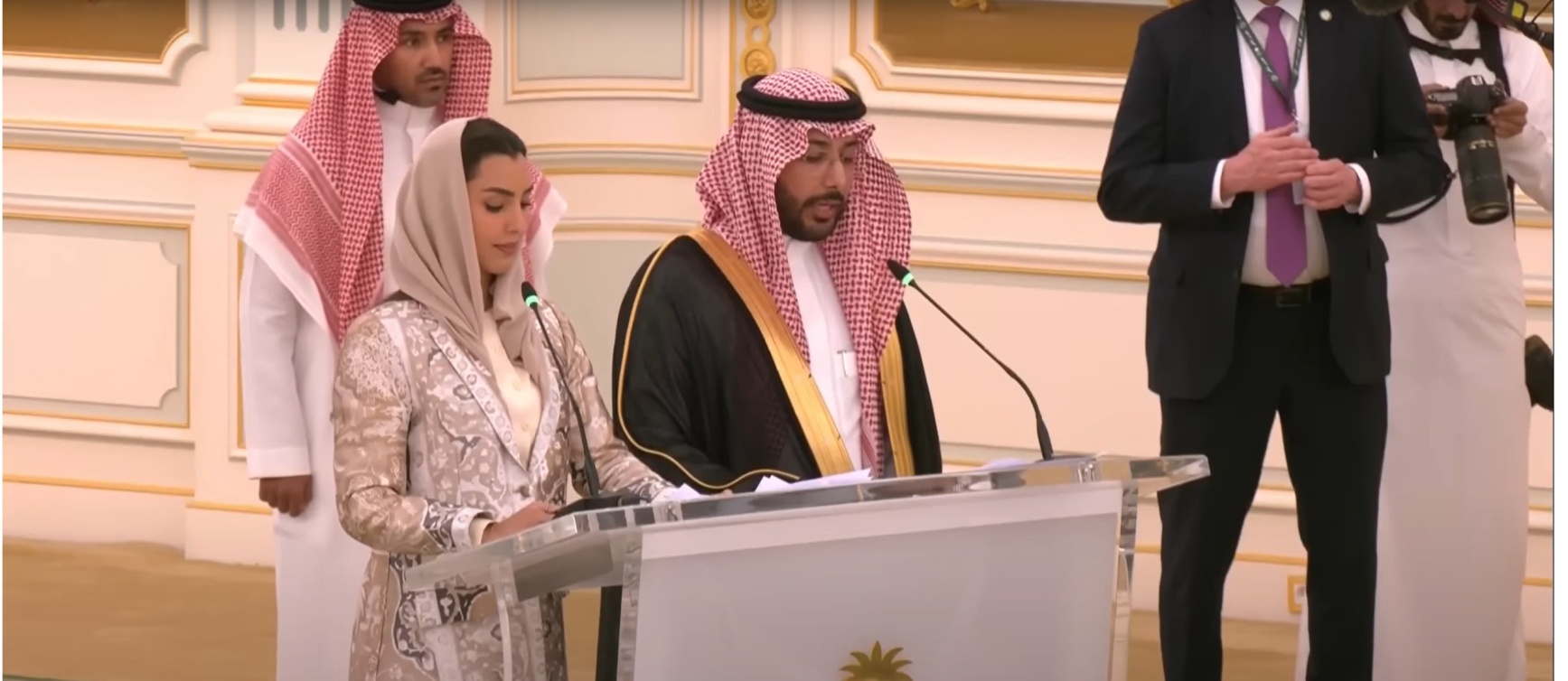  الإعلامية فاطمة فهد وأداء متزن وحضور قوي أمام كبار الزوار من البلدين