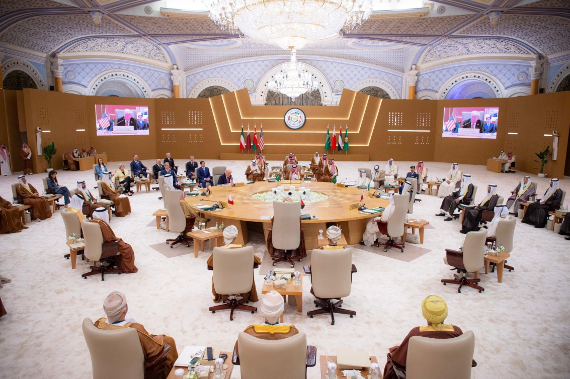  الطاولة حملت توقيع المصممة السعودية المبدعة لولوة الحمود. 