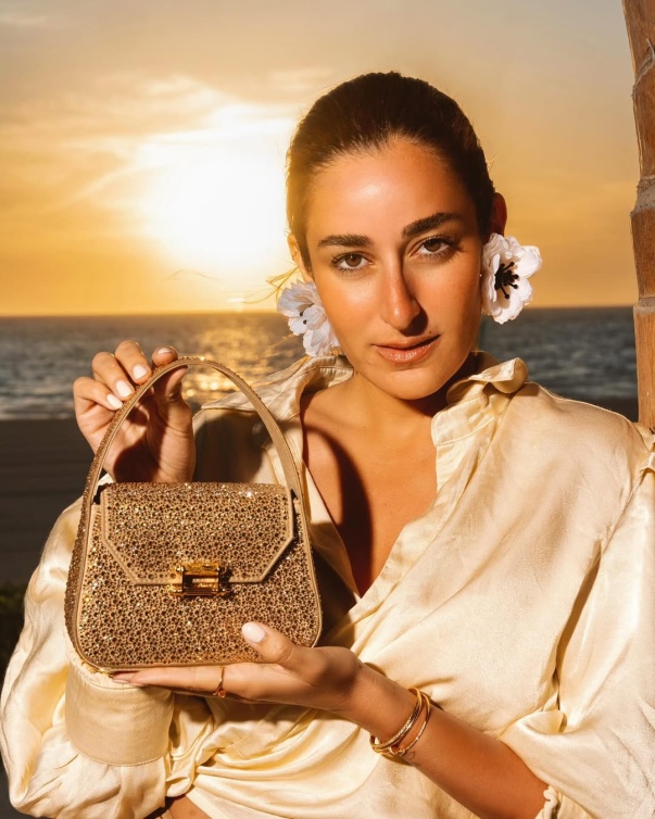  النجمة أمينة خليل تتألق بحقيبة من براند أوختين 