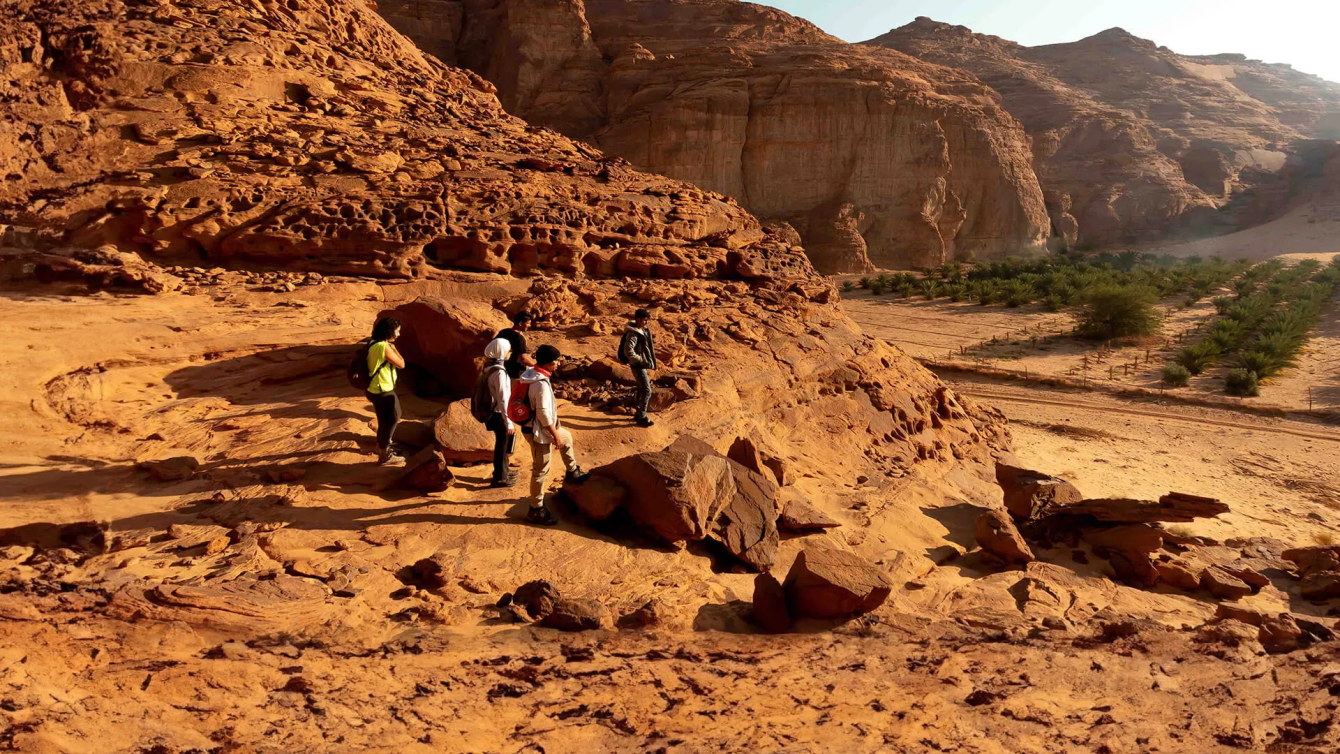  جولة مشي يرسم ضيوفها أجمل الذكريات بين المناظر الطبيعية الخلابة مع غروب الشمس 