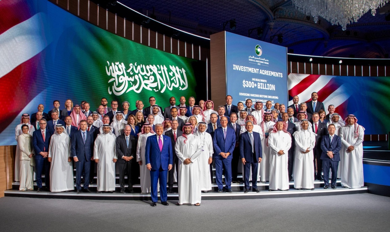  لقطة جماعية للحضور في منتدى الاستثمار السعودي الأمريكي يتقدمها سمو ولي العهد والرئيس الأمريكي 