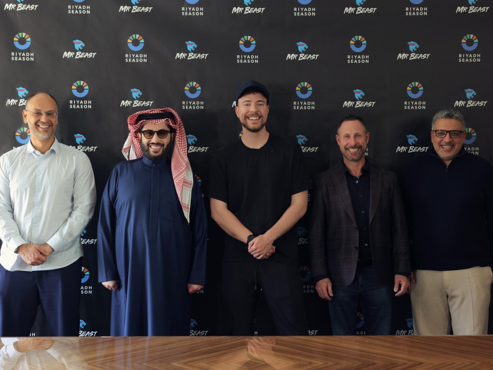  معالي المستشار تركي آل الشيخ في لقطة تذكارية على هامش توقيع التعاقد مع مستر بيست 
