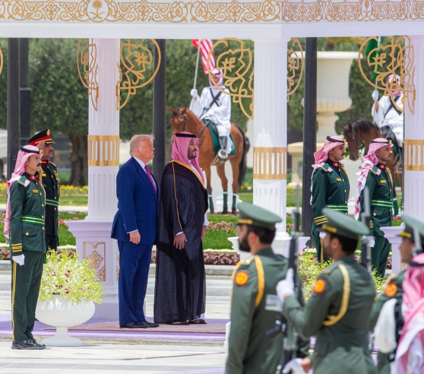لحظة استقبال سمو ولي العهد لرئيس الولايات المتحدة الأمريكية