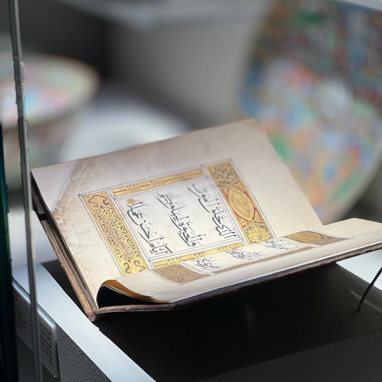  العديد من النسخ النادرة للقرآن الكريم في متحف دار الفنون الإسلامية. 