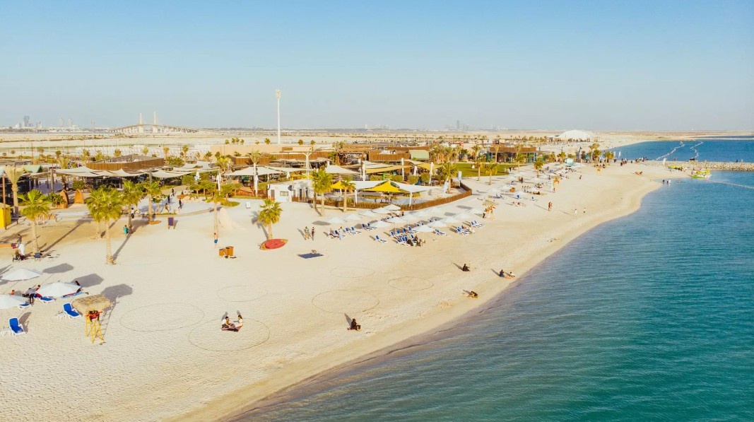  أجواء ساحرة تنتظر زوار شاطئ مار فيستا الحديريات. 