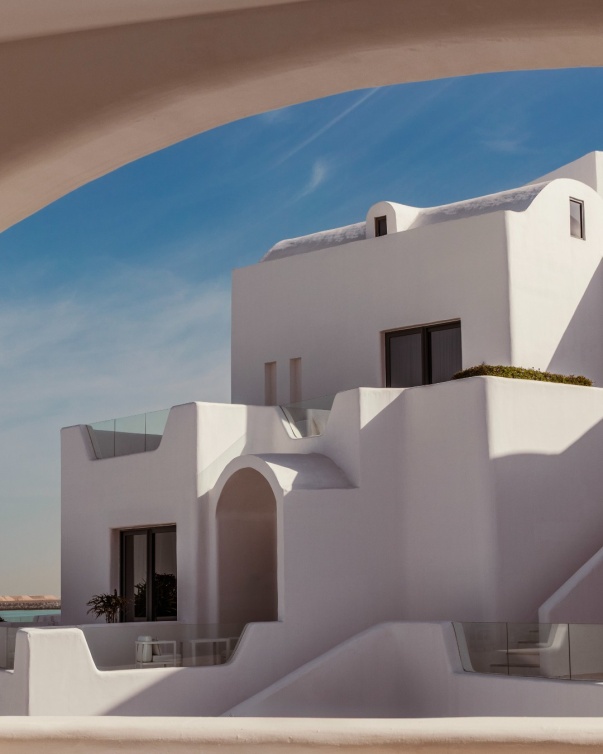  فخامة لا مثيل لها وتصميم عصري دافئ في منتجع أنانتارا سانتوريني أبو ظبي 