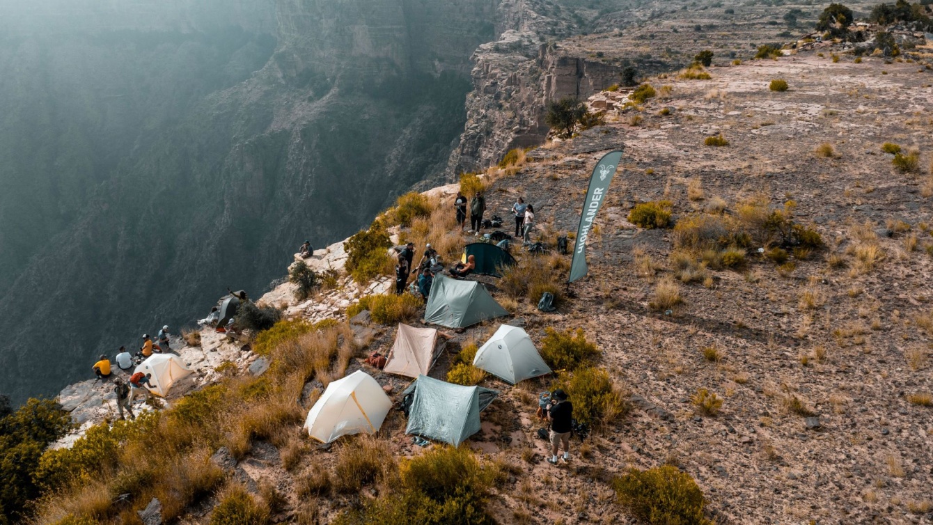  تجربة التخييم فوق قمم الجبال في عسير الساحرة. 