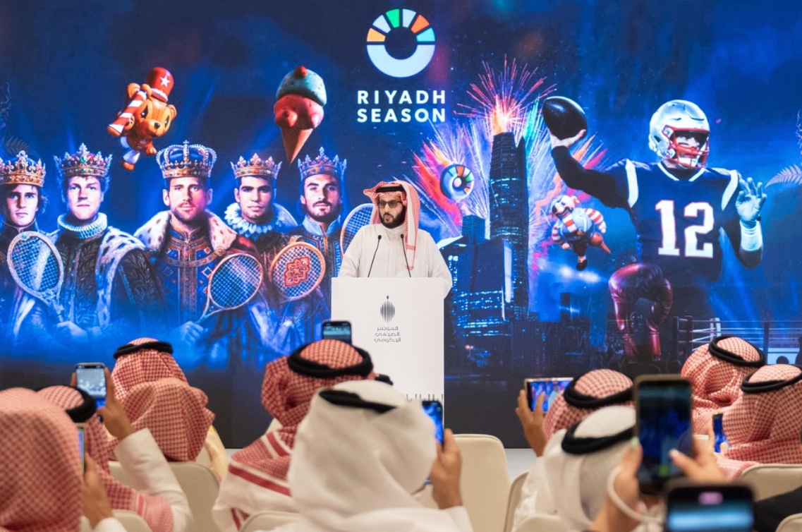  تركي آل الشيخ خلال استعراض أبرز الفعاليات العالمية التي يحتضنها موسم الرياض 2025. 