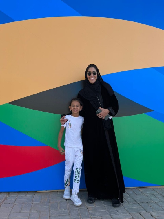 سما البكر برفقة الأميرة دليل بنت نهار بن سعود في لقطة تذكارية