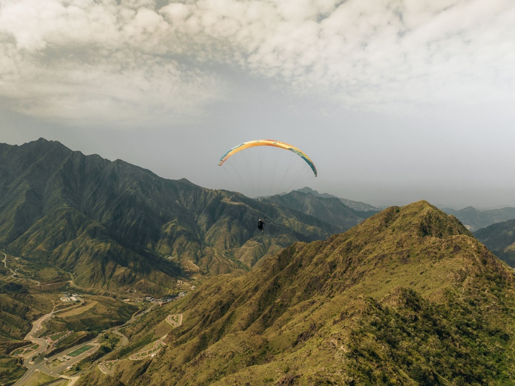  متعة الطيران المظلي فوق مناظر عسير الطبيعية 