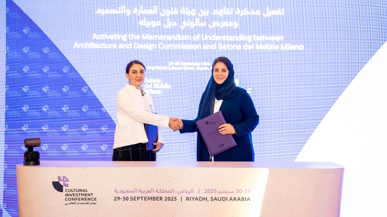 الدكتورة سمية السليمان، الرئيس التنفيذي لهيئة فنون العمارة والتصميم، وماريا بورو، رئيسة معرض "سالوني ديل موبيلي. ميلانو"