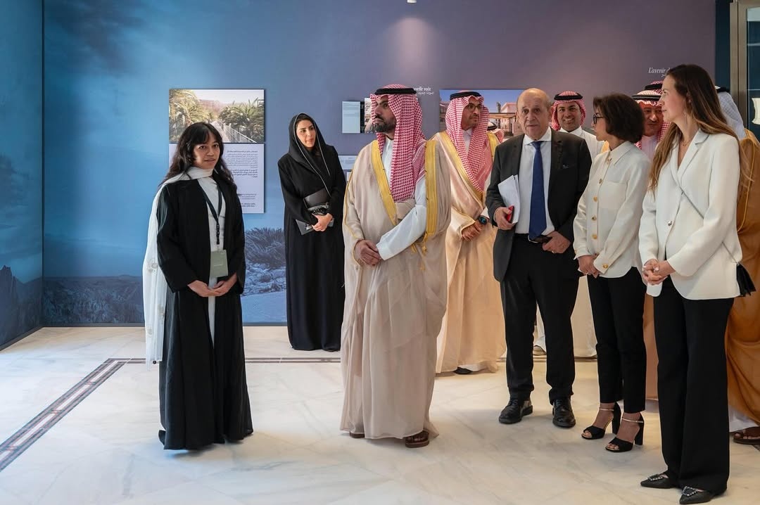 التراث والحاضر يلتقيان في تفاصيل المشهد البصري لردهات فيلا الحِجر.
