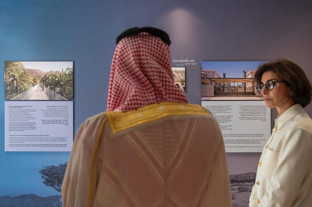 وزير الثقافة الأمير بدر بن عبدالله بن فرحان خلال جولته في أروقة "فيلا الحِجر" لحظة التدشين الرسمي.