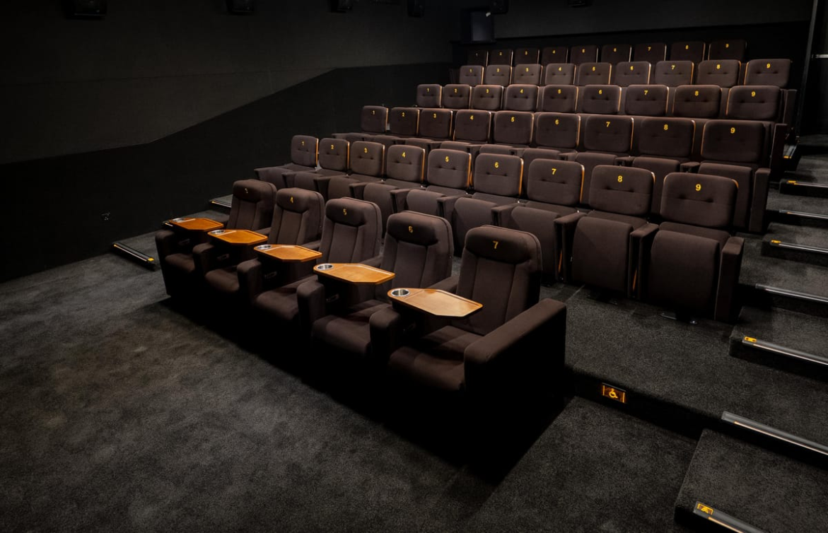 أول قاعة سينما داخلية من نوعها في العلا في فيلا الحجر 