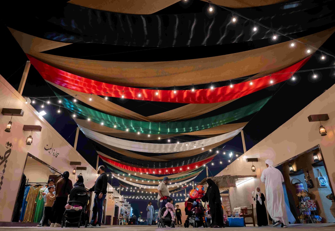  أجواء احتفالية تحت ألوان العلم الإماراتي تزين ممرات القرية العالمية خلال عيد الاتحاد. 