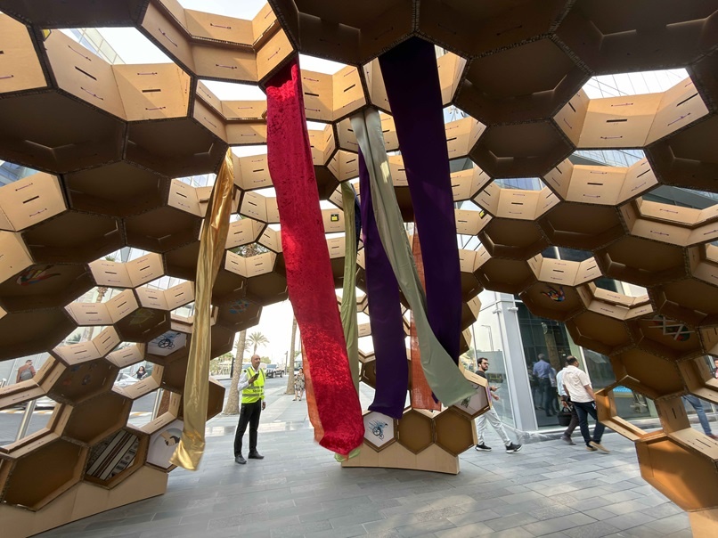  تبرز قبّة الشمول كتحية فنية لمواهب أصحاب الهمم وإبداعهم الملهم. 