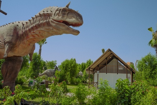  تجربة إقامة فريدة وسط عالم الديناصورات في تي ريكس غلامبينغ بمناسبة عيد الاتحاد 
