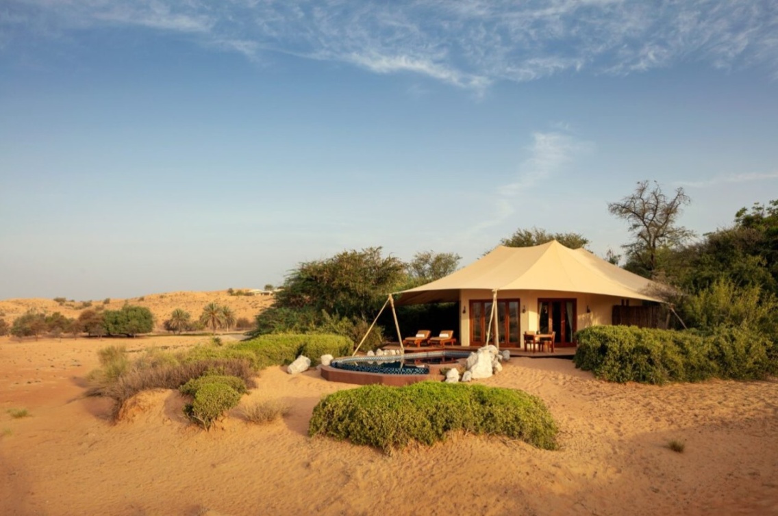  تجربة خيالية للاستجمام بين أحضان الرمال الذهبية في منتجع المها الصحراوي. 