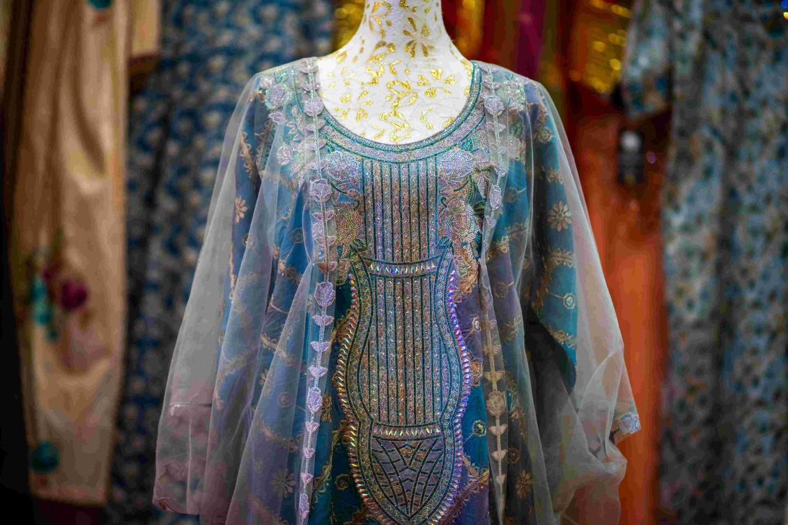  تفاصيل تطريز إماراتي يعكس أناقة الماضي وجمال الحرف التقليدية في القرية التراثية 