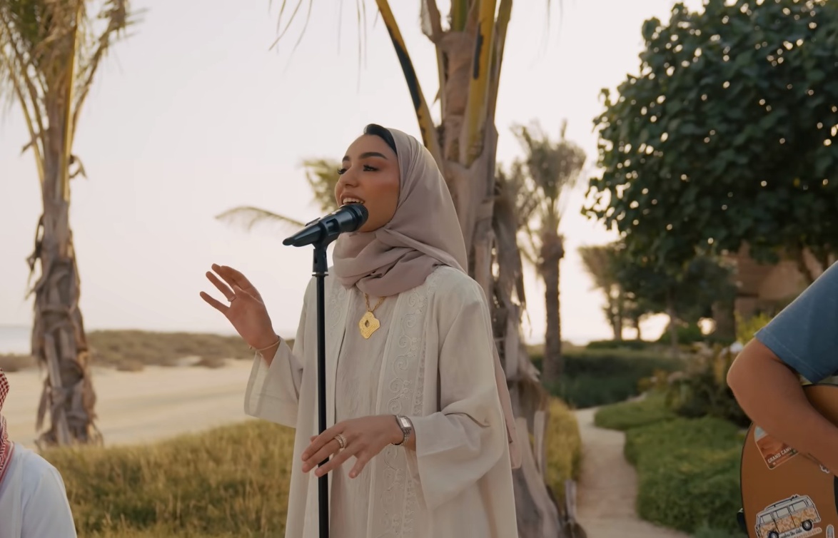  زينة عماد تتألق بصوتها العذب على جزيرة شورى، في عرض يدمج الفن السعودي بروح الموسيقى العالمية 