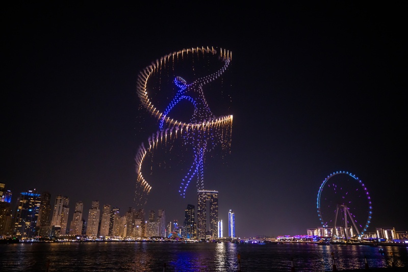  سماء دبي تكتب الحكاية… عرض الدرون الساحر يرسم لوحة مدهشة فوق الواجهة البحرية 