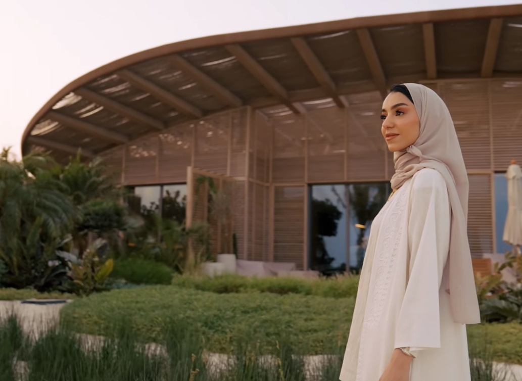  صوت زينة عماد مع نسيم البحر…المميز ينساب بتناغم مع غروب البحر الأحمر. 