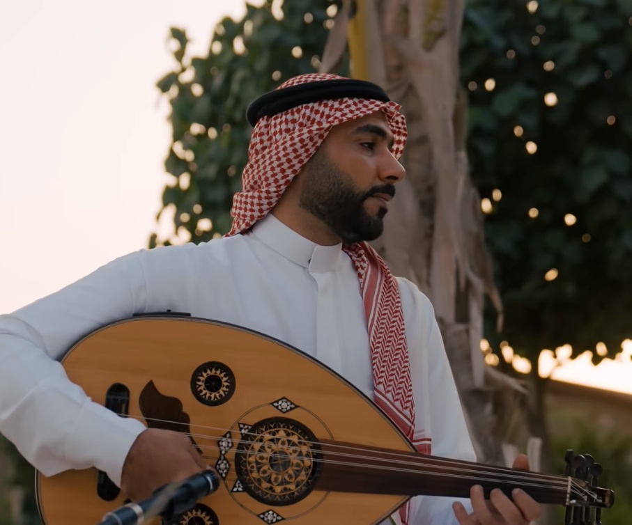  عزف عربي بنبض سعودي… أوتار العود تضيف بُعداً جديداً للأغنية العالمية في عرض لم يُقدَّم من قبل.. 