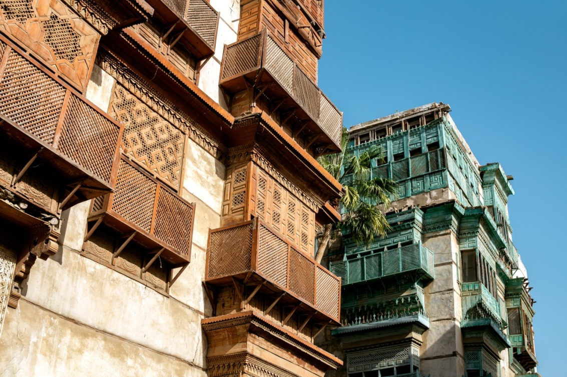  في قلب جدة التاريخية… تفاصيل خشبية تروي حكايات البحر والتجارة والحياة التي مرّت من هنا عبر قرون 