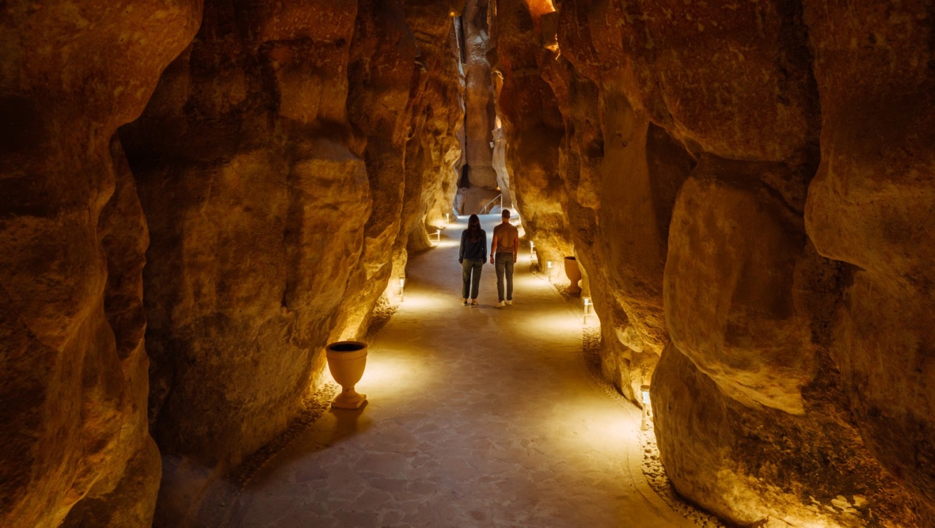  في متاهات جبل القارة مسارات تفتح باباً للدهشة وتعيد الزائر إلى حضن الطبيعة الأولى. 