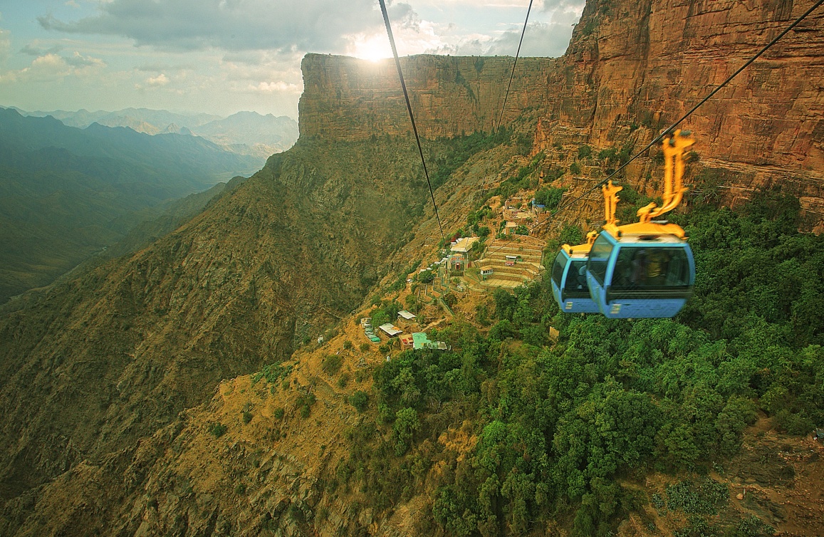  مغامرة استثنائية على متن التلفريك في عسير. 