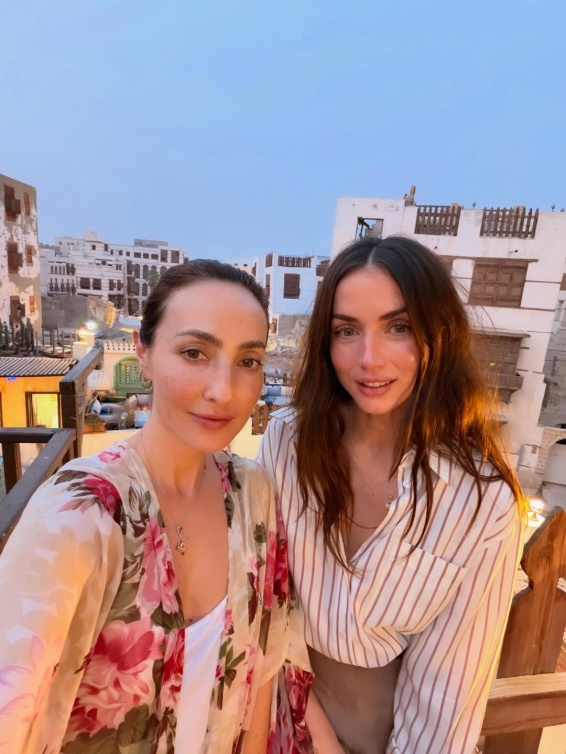  آنا تستمتع بغروب جدة من أعلى بيوتها العتيقة 