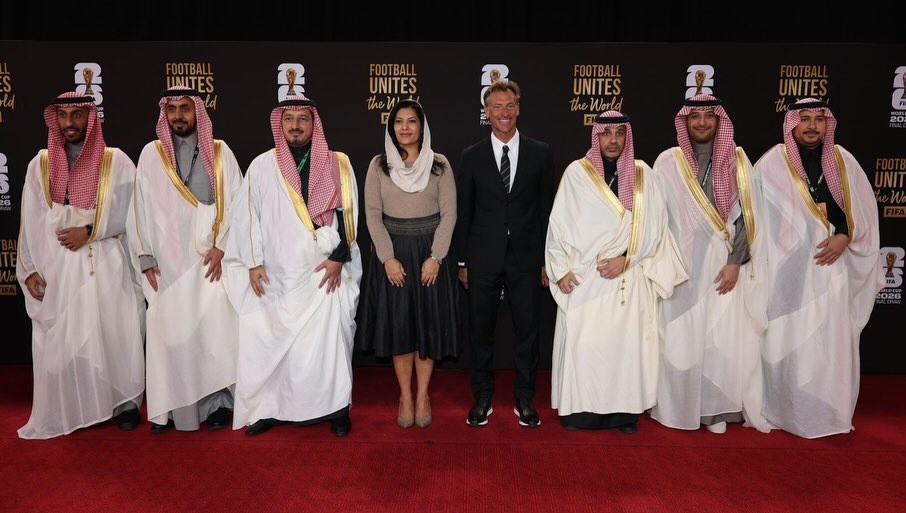  الأميرة ريما بنت بندر تتوسط الوفد السعودي ومدرب المنتخب السعودي هيرفي رينارد 
