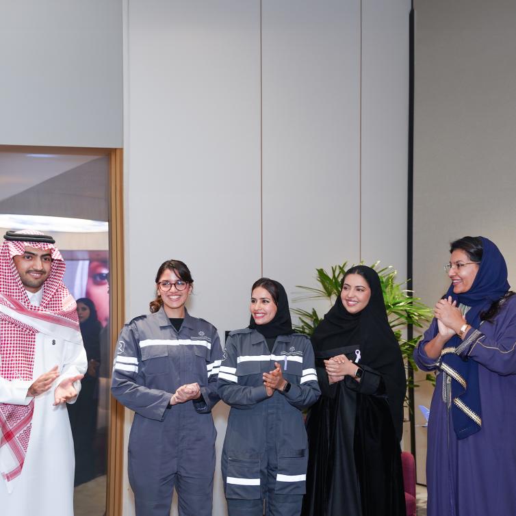  الأميرة ريما بنت بندر خلال زيارتها مقر طيران الرياض دعمًا لمبادرة 10KSA2025.