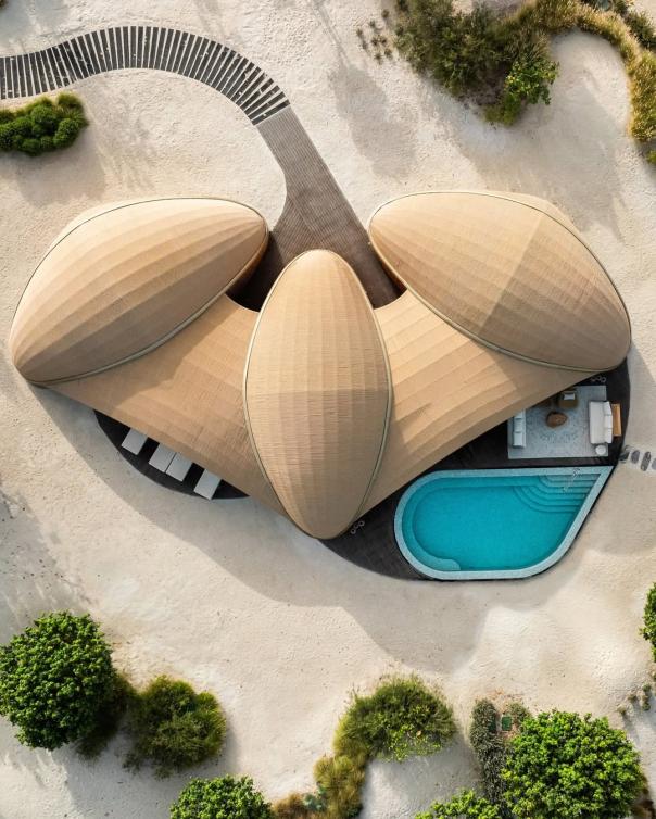  تحفة معمارية وسط الرمال البيضاء... هكذا يبدو منزل الأحلام من السماء في نجومه 
