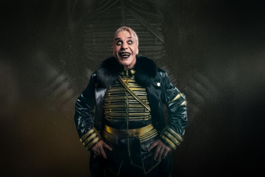  تيل ليندمان في حفلٍ مباشر. 