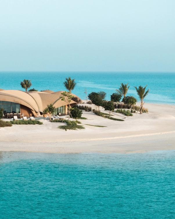  جزيرة تحتضنها الفخامة... فلل نجومه تنسجم بانسيابية مع زرقة البحر. 