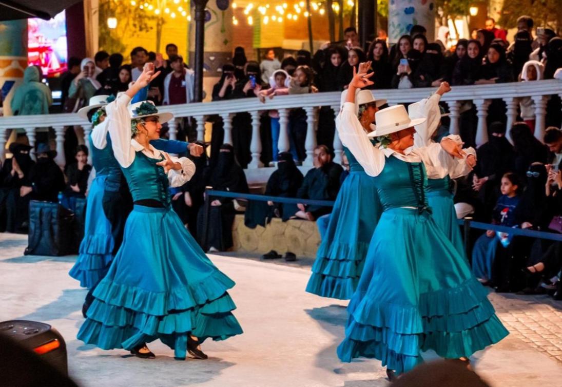  عروض فلكلورية من مختلف أرجاء العالم  