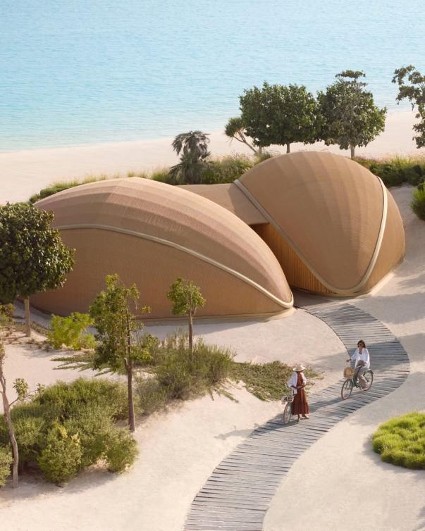  عندما تلتقي البساطة بالرفاهية... مسارات خشبية وسط الطبيعة توصل إلى عالم من الهدوء. 