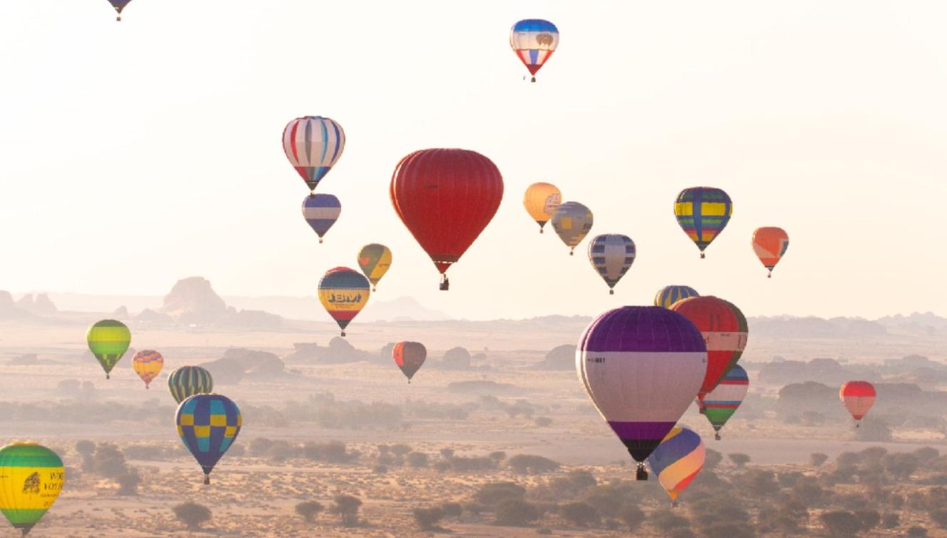  مناطيد العلا الساحرة تزين السماء بألوانها الخلابة 